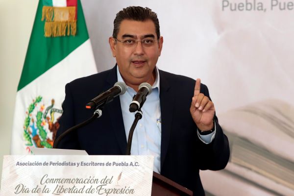 Garantiza Sergio Salomón el libre ejercicio del periodismo en Puebla