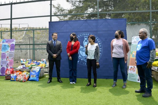 La rectora Lilia Cedillo entrega de manera simbólica lo recaudado en el Croquetón 2023