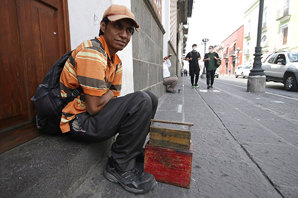 Baja la pobreza laboral en México, pero la magnitud del problema sigue siendo escandalosa