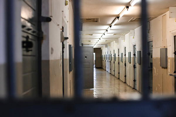 Hombre que atacó a niños en Francia entra a prisión preventiva por intento de asesinato