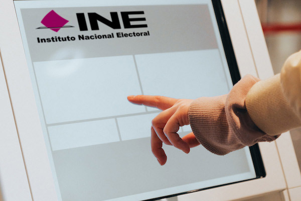 López Obrador se reúne por primera vez con autoridades del INE