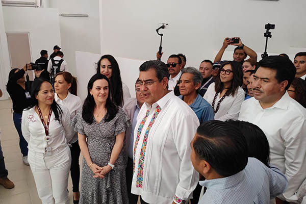 Inaugura gobernador nuevo mercado municipal en Cuautlancingo