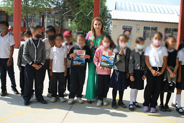 Gobierno de Paola Angon continúa entregando guías de estudio en favor de la educación