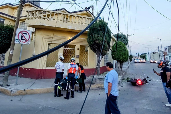 Poste le quita la vida a motociclista; un tráiler habría provocado su caída