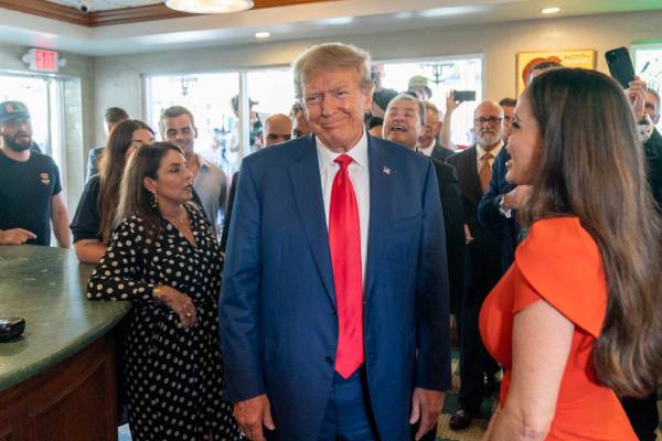 Trump ofrece “comida para todos” y se marcha sin apagar la cuenta