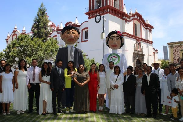 Paola Angon encabeza las bodas comunitarias en Cholula