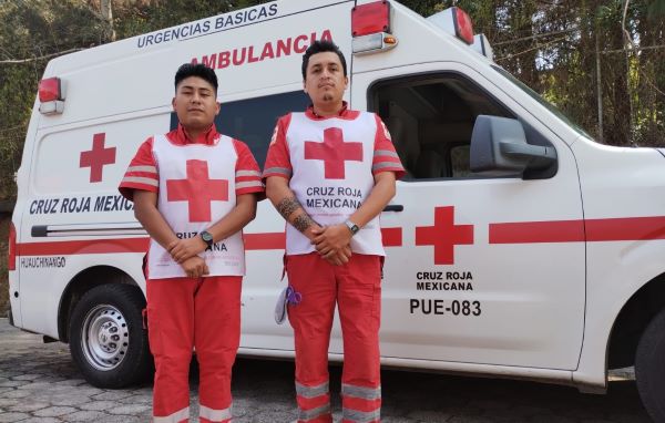 Paramédicos de Cruz Roja reciben a recién nacido a bordo de una ambulancia