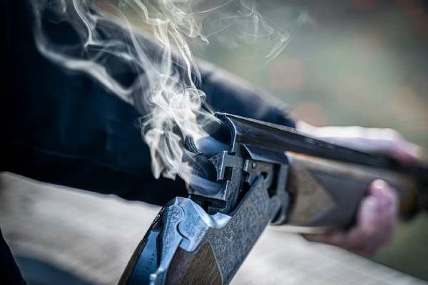 Espeluznante crimen: hombre ejecuta a sus tres hijos con un rifle