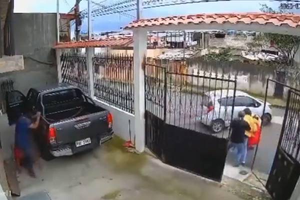 Video viral muestra el secuestro de una mujer en el garaje de su casa