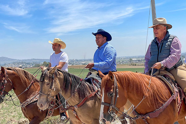 Con cabalgata, celebra Julio Huerta el Día del Padre con ciudadanos de Chipilo