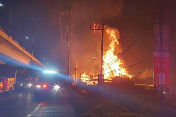 Voraz incendio provoca cierre de la lateral de la México-Puebla