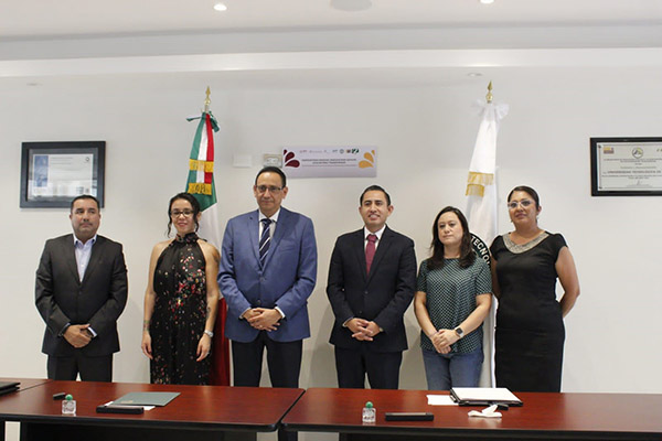 Gobierno de Puebla otorga becas por medio de la UTP a estudiantes del COBAEP