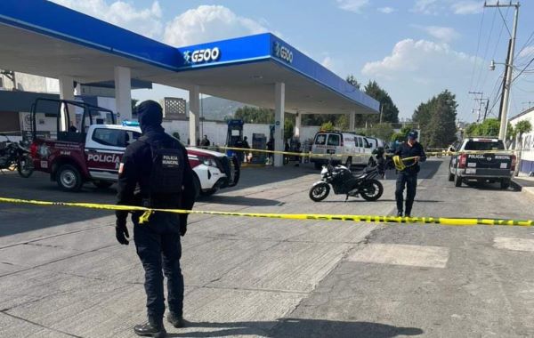 Dos sujetos en moto asesinan a mujer en gasolinera