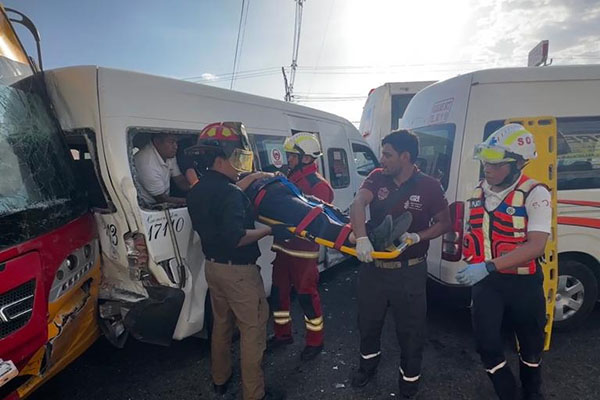 Diez heridos, saldo de carambola de cuatro unidades del transporte público