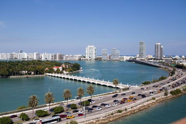 Inusual dialecto del inglés emerge en Florida influenciado por el español