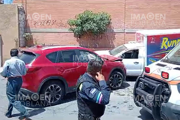 Robo de vehículo desata persecución y balacera; hay dos heridos
