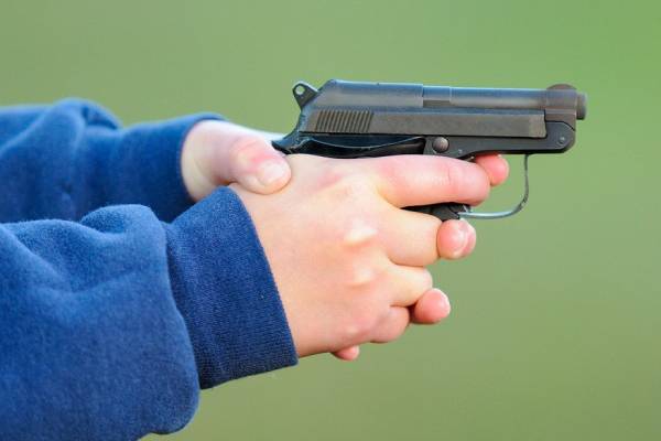 Niño de dos años dispara accidentalmente y acaba con la vida de su madre embarazada