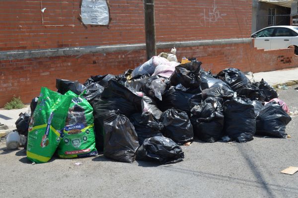 Arrojan mochila con feto en montículo de basura