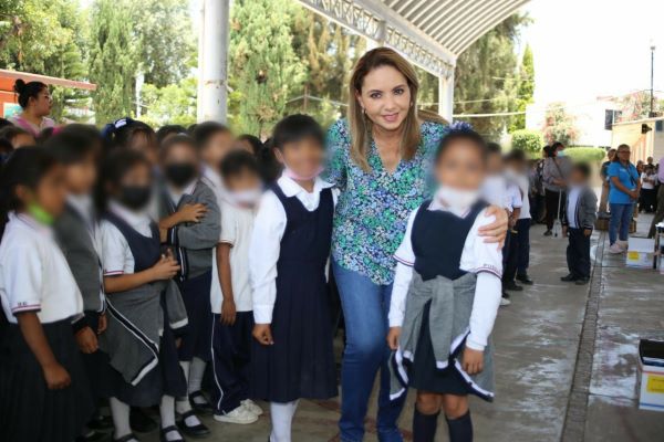 Paola Angon entrega más guías para fortalecer la educación en juntas auxiliares