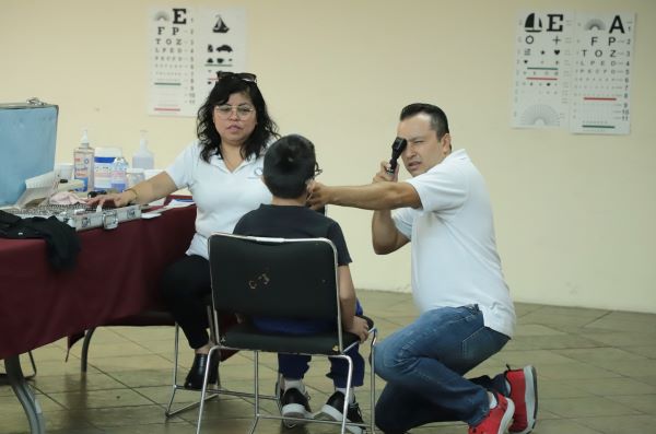 Con Jornada de Salud Visual, SEDIF beneficia a hijas e hijos de trabajadores