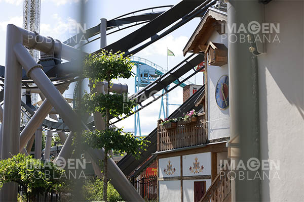 Tragedia en parque de atracciones: descarrilamiento de montaña rusa deja un muerto y 14 heridos