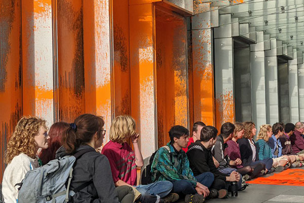 Detienen a 4 ecoactivistas que rociaron con pintura edificio de Total Energies en Londres
