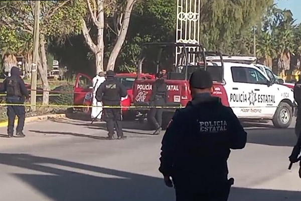 Abandonan a un muerto y dos heridos dentro de un vehículo