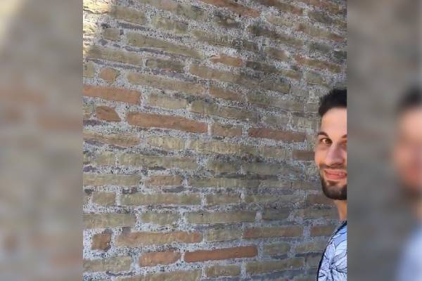 Acto vandálico en el Coliseo de Roma: turista graba nombres en la pared