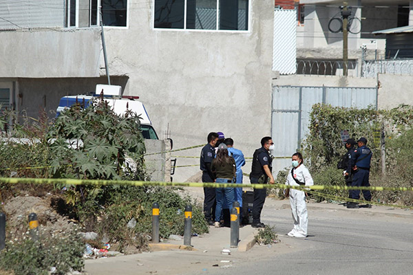 Maniatado y con huellas de violencia, hallan cadáver de una mujer