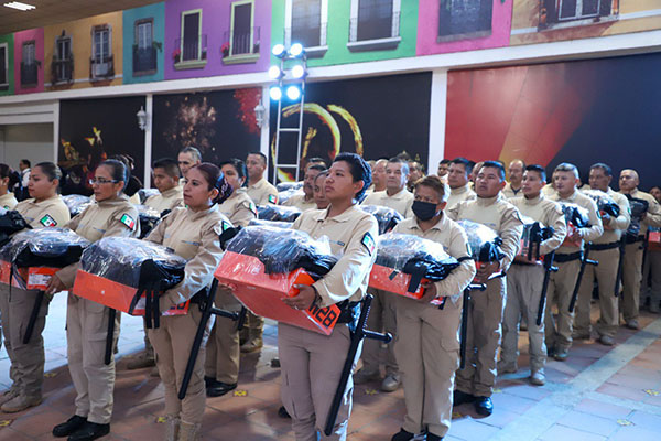 Entrega Mundo Tlatehui uniformes a elementos de la Guardia Ciudadana