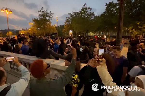 La abuela del joven asesinado insta a renunciar a la violencia en protestas francesas
