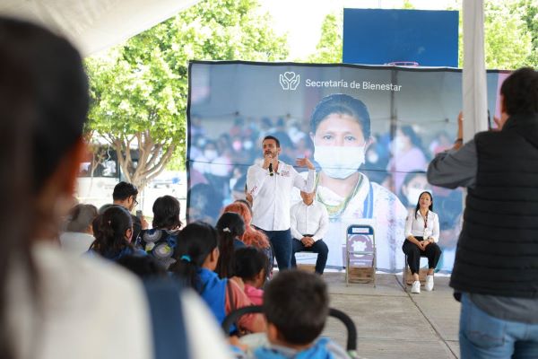 Liz Sánchez y Toño López entregan más producto lácteo en el sur de la capital