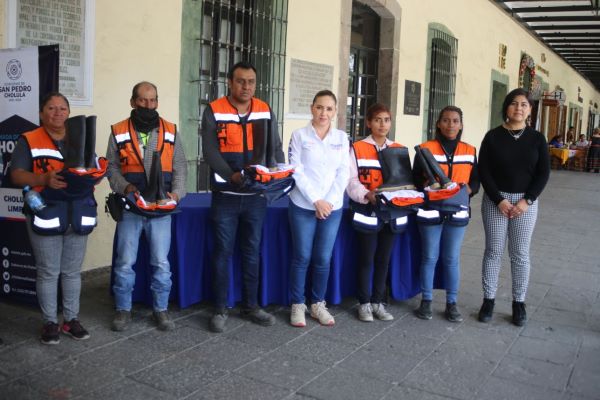Paola Angon entrega uniformes a personal de limpia