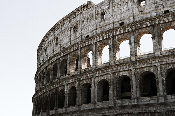 Turista que grabó inscripción en el Coliseo dice ignorar la antigüedad de este monumento