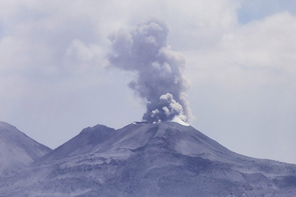 Declaran estado de emergencia en sur de Perú por erupción del volcán Ubinas