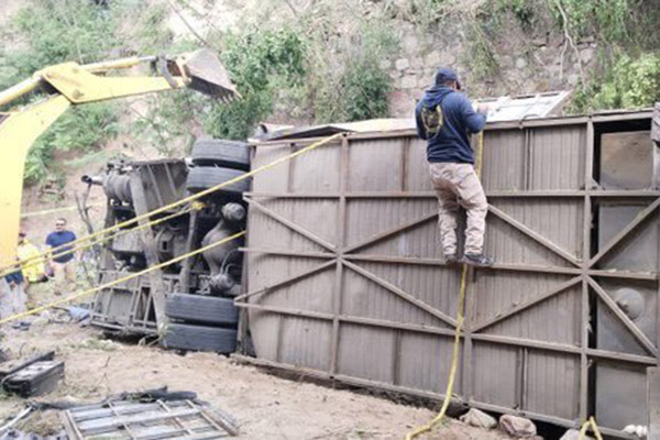 Volcadura de autobús de pasajeros deja al menos 25 muertos en Oaxaca