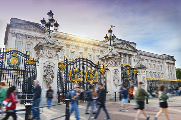 Detienen a un hombre que se encadenó a las puertas del palacio de Buckingham