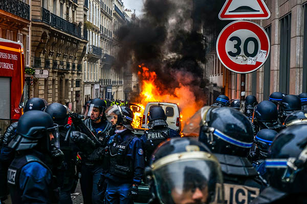 Más de 2,000 personas protestan en París contra la violencia policial