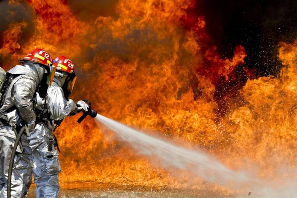 Sujetos armados provocan incendio en Central de Abastos de Toluca; hay 8 muertos