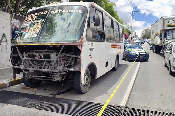 Más de 20 pasajeros heridos, saldo de choque entre dos unidades del transporte público