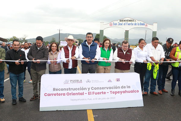 Con conservación de carretera, gobierno estatal mejora la movilidad en la Sierra Nororiental