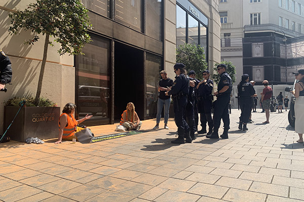 Activistas ambientales arrojan pintura naranja a un hotel y la tienda de Prada en Viena