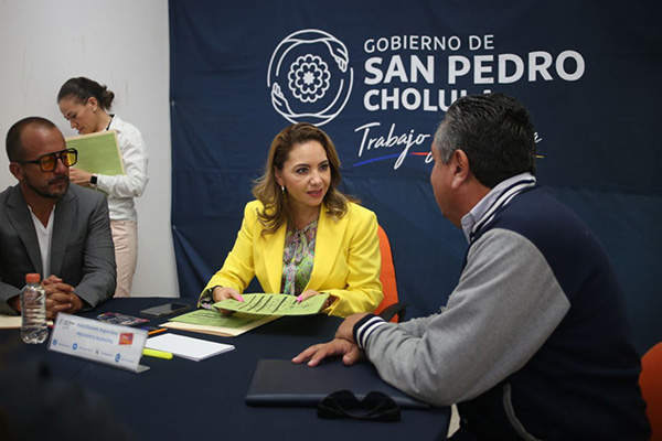Paola Angon brinda certeza jurídica a cholultecas en el Martes Ciudadano