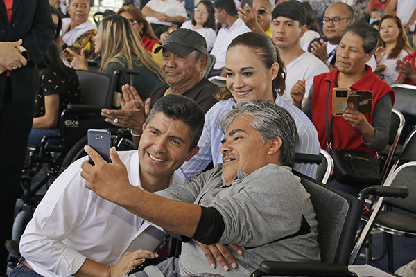 Brinda Ayuntamiento de Puebla aparatos funcionales y auditivos a personas con discapacidad