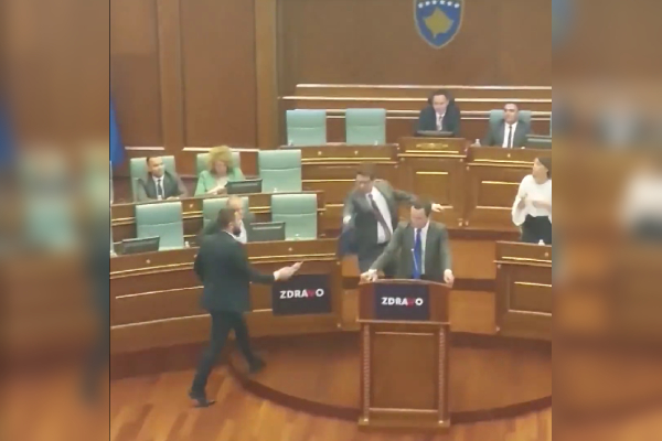 Diputados de Kosovo pelean a golpes en el Parlamento por una foto