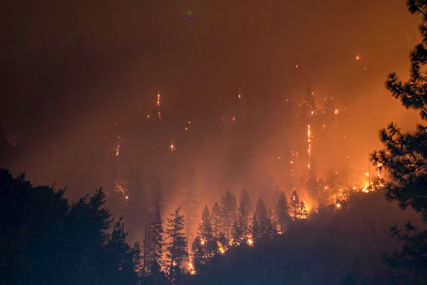 Un total de 21 helicópteros y nueve aviones combaten un incendio forestal en Turquía