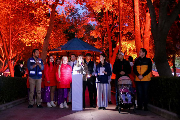 Junto a familias cholultecas, Paola Angon inauguró la nueva iluminación del zócalo