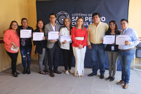 Entrega Paola Angon premio al mérito a servidores comprometidos con el bienestar de las familias