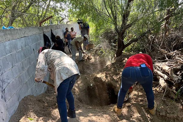Madres de desaparecidos hallan 27 cadáveres en fosa clandestina