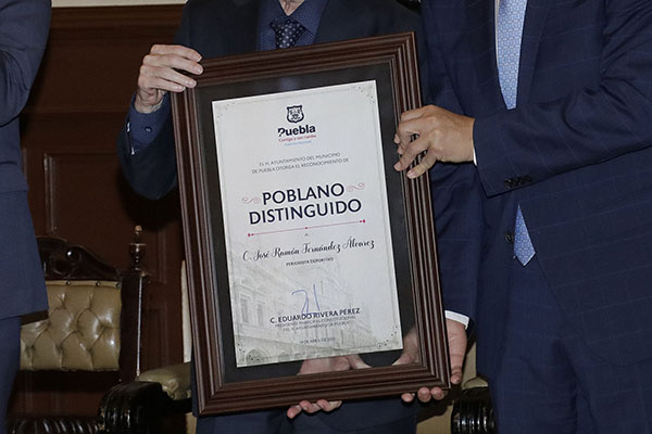 ¿Quiénes poseen el título de poblano y visitante distinguido en Puebla?